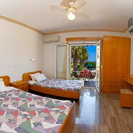 Nikos And Apartamento *